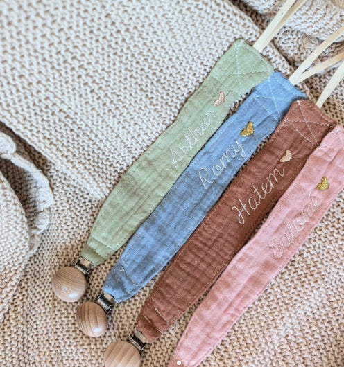 L'attache tétine brodée